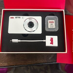 Lola Compact White Digital Camera Bundle